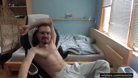 momotkb online show from November 3, 4:20 pm