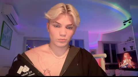 moonflamek online show from February 22, 7:15 pm