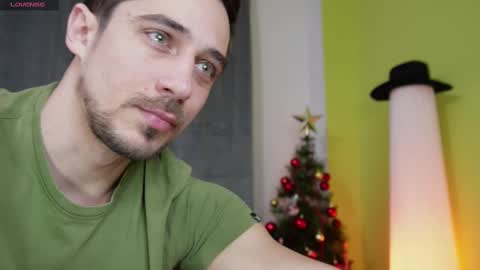 Snapshot of mrgreeneyes01 chatting on December 19, 7:29 pm juan luis online show from December 19, 7:29 pm