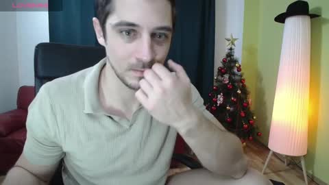 Snapshot of mrgreeneyes01 chatting on December 6, 4:03 am juan luis online show from December 6, 4:03 am