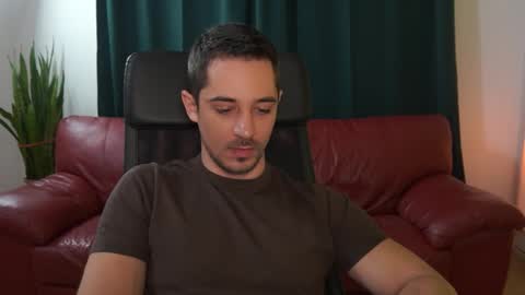 Snapshot of mrgreeneyes01 chatting on October 23, 7:12 am juan luis online show from October 23, 7:12 am