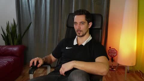 Snapshot of mrgreeneyes01 chatting on December 25, 6:09 pm juan luis online show from December 25, 6:09 pm