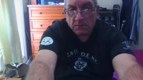 Snapshot of nionios67 chatting on October 16, 4:15 pm Dennis online show from October 16, 4:15 pm