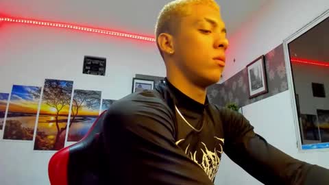 Snapshot of noah_flynn1 chatting on October 3, 6:18 am noah_flynn1 online show from October 3, 6:18 am