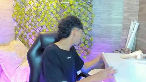 noamillers online show from December 20, 7:21 pm