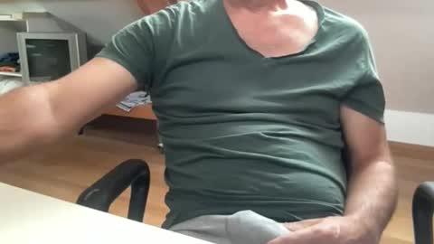 Snapshot of noux69 chatting on September 14, 1:46 pm noux69 online show from September 14, 1:46 pm