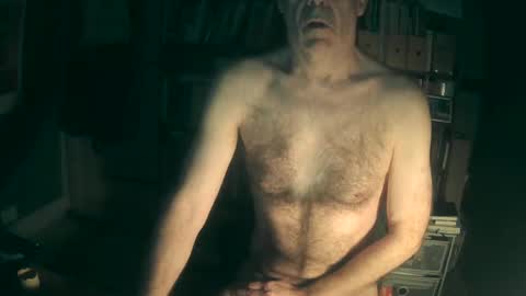 Snapshot of oldhairybastard chatting on January 20, 5:15 am oldhairybastard online show from January 20, 5:15 am