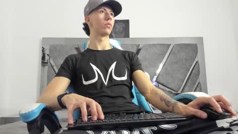 Snapshot of oliverthompson_01 chatting on December 17, 6:02 am oliverthompson_01 online show from December 17, 6:02 am