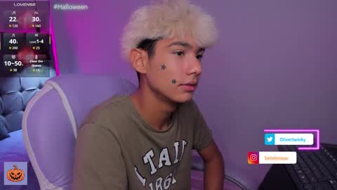 Snapshot of olivertwinky_ chatting on October 17, 11:20 pm Oliver online show from October 17, 11:20 pm