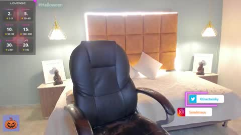 Snapshot of olivertwinky_ chatting on October 9, 9:52 pm Oliver online show from October 9, 9:52 pm