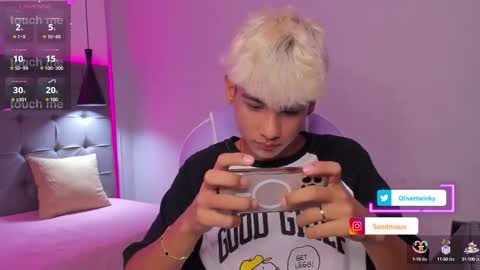 Snapshot of olivertwinky_ chatting on October 2, 8:57 pm Oliver online show from October 2, 8:57 pm