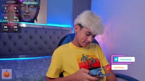 Snapshot of olivertwinky_ chatting on October 5, 2:43 pm Oliver online show from October 5, 2:43 pm