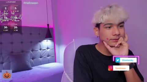 Snapshot of olivertwinky_ chatting on October 13, 5:02 am Oliver online show from October 13, 5:02 am