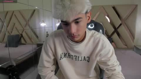 Snapshot of olivertwinky_ chatting on September 25, 1:43 pm Oliver online show from September 25, 1:43 pm