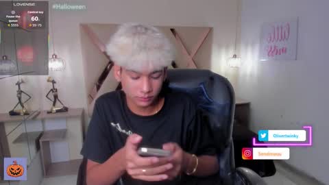 Snapshot of olivertwinky_ chatting on October 14, 3:08 pm Oliver online show from October 14, 3:08 pm
