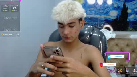 Snapshot of olivertwinky_ chatting on September 30, 9:40 pm Oliver online show from September 30, 9:40 pm