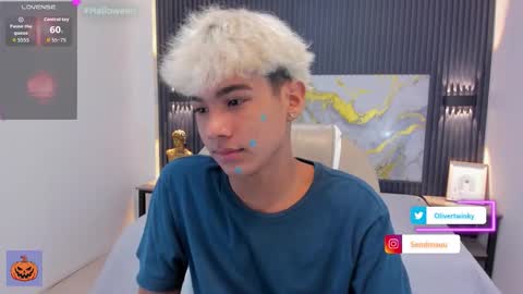 Snapshot of olivertwinky_ chatting on October 4, 2:33 pm Oliver online show from October 4, 2:33 pm