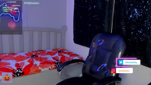 Snapshot of olivertwinky_ chatting on October 18, 11:20 pm Oliver online show from October 18, 11:20 pm