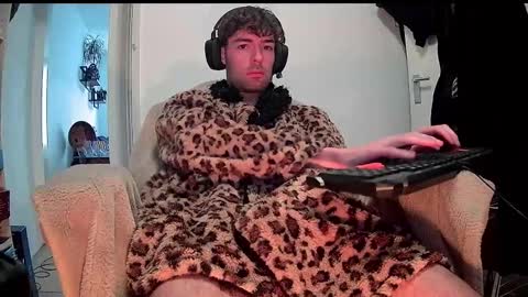 onesieboyx online show from March 4, 11:19 am