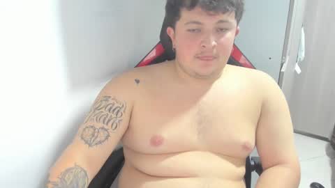 Snapshot of onewhiteboichub chatting on February 24, 5:31 pm Andres INDEPENDENT MODEL online show from February 24, 5:31 pm