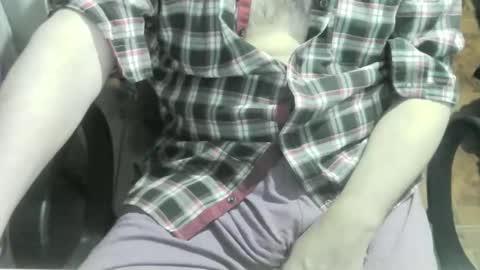 Snapshot of ore_cam chatting on December 17, 7:18 am Ore online show from December 17, 7:18 am