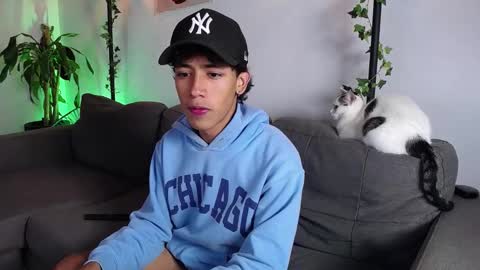 Snapshot of ostin_18hot chatting on December 13, 1:26 am ostin 18hot online show from December 13, 1:26 am