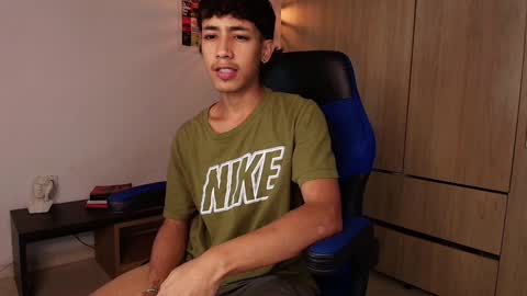 Snapshot of ostin_18hot chatting on January 19, 1:10 am ostin 18hot online show from January 19, 1:10 am