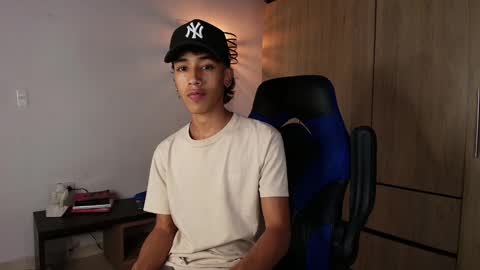 Snapshot of ostin_18hot chatting on January 11, 1:06 am ostin 18hot online show from January 11, 1:06 am