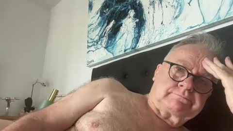 Snapshot of ozhairybearxxxx chatting on January 14, 12:43 am ozhairybearxxxx online show from January 14, 12:43 am