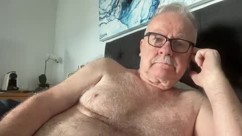 Snapshot of ozhairybearxxxx chatting on December 18, 10:02 pm ozhairybearxxxx online show from December 18, 10:02 pm