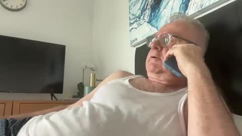 Snapshot of ozhairybearxxxx chatting on December 8, 11:40 pm ozhairybearxxxx online show from December 8, 11:40 pm