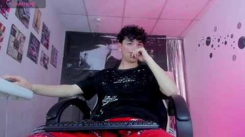 PHILLIP online show from April 8, 9:34 pm