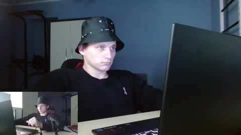 Poliglotjoe2 online show from February 7, 10:37 pm