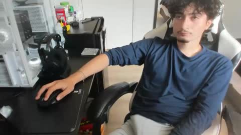 qwert4206 online show from April 9, 10:38 pm