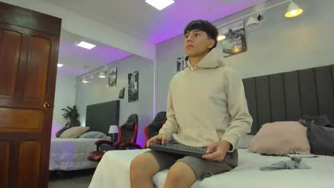 Raphael Nyon online show from March 1, 3:39 am