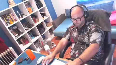 Snapshot of ravingr3d3 chatting on September 11, 2:05 pm ravingr3d3 online show from September 11, 2:05 pm