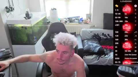 Rayzel online show from March 8, 1:04 pm