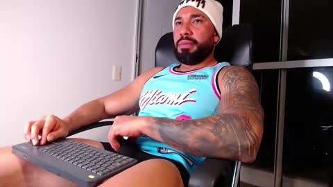 Snapshot of roman_muscle_ chatting on February 18, 3:42 am Roman online show from February 18, 3:42 am