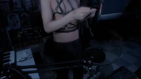 Snapshot of rotten_dreams chatting on February 17, 8:36 pm rot online show from February 17, 8:36 pm