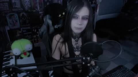 Snapshot of rotten_dreams chatting on February 19, 10:20 pm rot online show from February 19, 10:20 pm