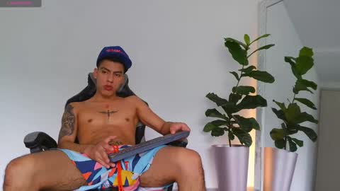  R U S S E L L  online show from November 18, 1:48 pm