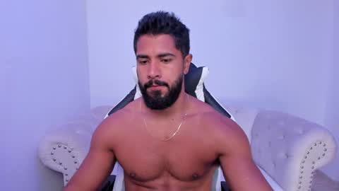 santiago_huntt online show from November 17, 12:41 pm