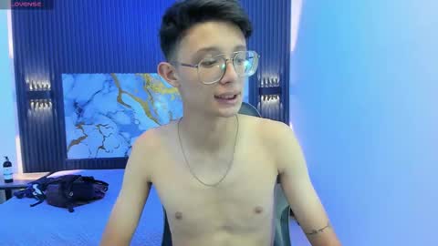 santiago_russo18 online show from February 6, 7:33 pm