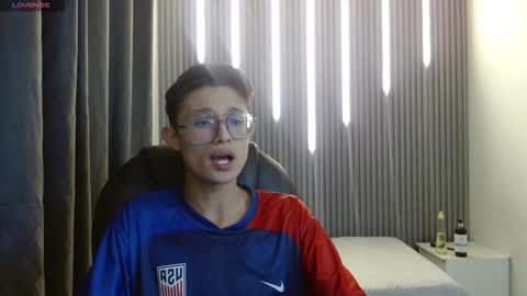 santiago_russo18 online show from February 20, 6:19 am