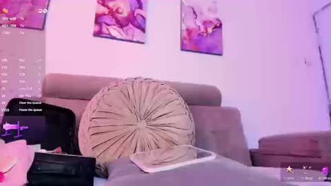     .  INDEPENDENT MODEL online show from February 28, 6:18 pm