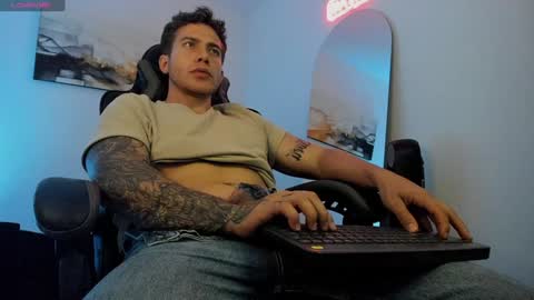 Snapshot of sebastianortizm chatting on January 16, 12:55 am Lucian Sinclair online show from January 16, 12:55 am