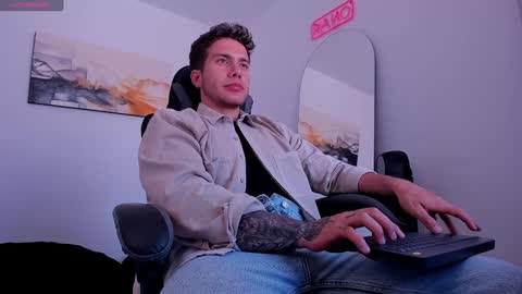 Snapshot of sebastianortizm chatting on January 18, 6:53 pm Lucian Sinclair online show from January 18, 6:53 pm