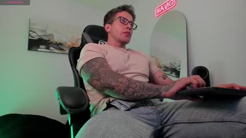 Snapshot of sebastianortizm chatting on January 24, 12:52 am Lucian Sinclair online show from January 24, 12:52 am