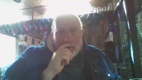 Snapshot of sexyolbear chatting on December 15, 10:39 am Grizz Lee Bear online show from December 15, 10:39 am