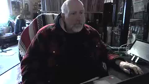 Snapshot of sexyolbear chatting on December 22, 10:38 am Grizz Lee Bear online show from December 22, 10:38 am